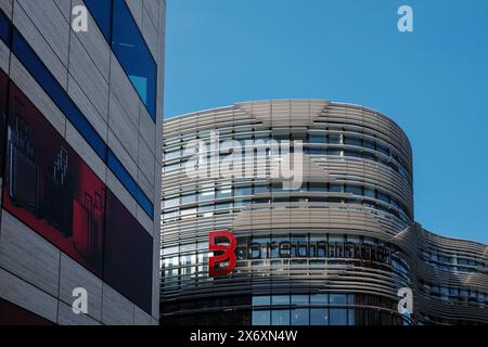 Düsseldorf, Deutschland - 04. MAI 2024: Außenansicht der Fassade des Breuninger Gebäudes in Düsseldorf. Stockfoto