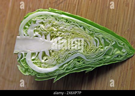 Spitzkohl Im Querschnitt Stockfoto