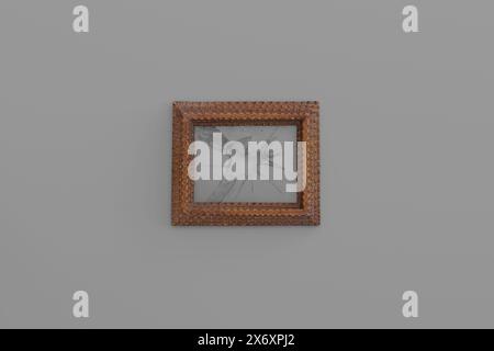 Vintage Bilderrahmen mit gebrochener Glasplatte vor grauem Hintergrund Stockfoto