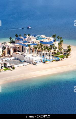Dubai, Vereinigte Arabische Emirate - 13. Februar 2024: Luxury Villas Real Estate On The Palm Jumeirah Artificial Island Mit Strandporträt In Dubai, Vereinigte Staaten Stockfoto