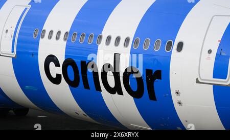 SeaTac, WA, USA - 4. März 2024; Condor A330-900 Flugzeug in blau-weiß gestreifter Lackierung mit Namen Stockfoto