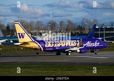 Everett, WA, USA – 21. Februar 2024; Alaska Airlines Horizon Air Embraer ERJ175 in Go Dawgs UW Lackierung N662QX auf der KPAE-Landebahn Stockfoto