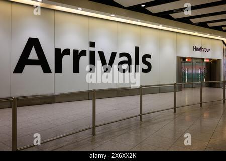 London, Großbritannien - 22. März 2024; leere Ankunftshalle am Flughafen London Heathrow mit großem Schild und keine Personen Stockfoto