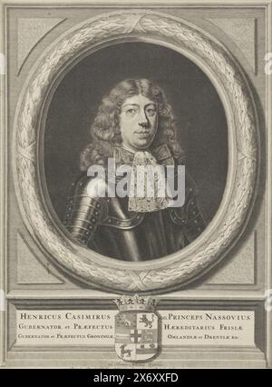 Porträt von Heinrich Kasimir II., Graf von Nassau-Dietz, Porträt von Heinrich Kasimir II. In einem Oval aus Eichenblättern. In der Mitte unter seinem Wappen mit einer Krone. In einer Box sind Name und Titel., Druck, Druckerei: Anonym, Verlag: Nicolaes Visscher (I), (auf dem Objekt erwähnt), Druckerei: Niedere Länder, Verlag: Amsterdam, 1675 - 1679, Papier, Gravur, Ätzen, Höhe, 369 mm x Breite, 272 mm Stockfoto