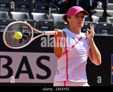 Rom, Italien. Mai 2024. IgA Swiatek gibt im Halbfinalspiel der Frauen zwischen IgA Swiatek aus Polen und Coco Gauff aus den Vereinigten Staaten bei den WTA Italian Open in Rom, Italien, am 16. Mai 2024 einen Schuss zurück. Quelle: Alberto Lingria/Xinhua/Alamy Live News Stockfoto