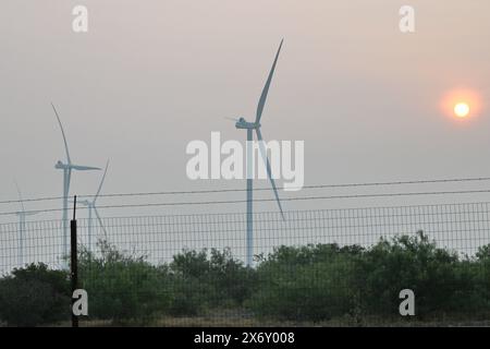 Am 16. Mai 2024 in Starr County, Texas, USA, wird die Sonne am frühen Morgen auf Brushlands und Windturbinen in der Nähe des Falcon International Reservoir in Starr County, Texas, untergehen. der Wasserstand am Stausee ist auf historischem Tiefstand. Am 15. Mai war der Wasserstand bei 8,8% voll. Das Falcon Reservoir erstreckt sich über die Grenze zwischen Mexiko und den USA im tiefen Süden von Texas und ist die wichtigste Wasserquelle für das Rio Grande Valley mit einer geschätzten Bevölkerung von 2,67 Millionen. 1,3 Millionen Menschen südlich des Rio Grande und 1,29 Millionen nördlich der internationalen Grenze. (Foto: Carlos Kosienski/SIPA USA) Stockfoto