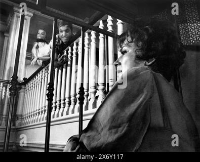 Jennifer Billingsley, James Caan, Oliva de Havilland, am Set des Films „Lady in A Cage“, Paramount Pictures, 1963 Stockfoto