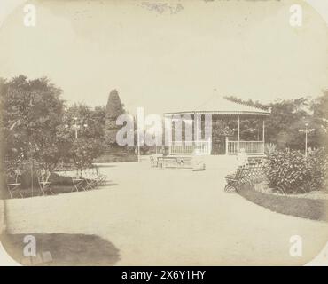 Ein Kiosk im Stadtpark von Surabaya, Ein Kiosk im Stadtpark von Surabaya mit zwei Hindustatuen zur Eröffnung. Links vom Kiosk befinden sich zwei Bänke. Es gibt viele Stühle und einige Laternenpfosten entlang des Weges. Teil des Fotoalbums, das von der Soerabayasche Association of Suikerfabrikanten an Frederik Beyerinck, Einwohner von Soerabaya, präsentiert wurde., Foto, Herman Salzwedel, Soerabayasche Vereeniging van Suikerfabrikanten, Surabaya, 1876 - 1884, fotografische Unterstützung, Albumendruck, Höhe, 20,3 cm x Breite, 24,8 cm Stockfoto