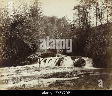 Wasserfall in Malang, State Railways auf Java (Serientitel), Wasserfall in Malang. Teil einer Gruppe von 62 Fotos in einer Box mit der Aufschrift 'State Railways on Java' von 1888., Foto, anonym, Malang, 1880 - 1888, fotografischer Träger, Albumendruck, Höhe ca. 190 mm x Breite ca. 230 mm Stockfoto