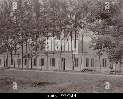 Druckerei des Deli Courant in Medan, Blick auf das neue Gebäude der Druckerei des Deli Courant in Medan. Teil einer Gruppe von 8 Fotos vom September 1898 innerhalb der Gruppe von 49 losen Schwarzweißfotos unterschiedlicher Größe über das Verlags- und Druckwerk der Zeitung Deli Courant in Medan im Zeitraum 1885-1947., Foto, anonym, Medan, September 1898, fotografischer Träger, Höhe, 150 mm x Breite, 200 mm Stockfoto