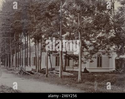 Druckerei des Deli Courant in Medan, Blick auf das neue Gebäude für die Druckerei des Deli Courant in Medan. Teil einer Gruppe von 8 Fotos vom September 1898 innerhalb der Gruppe von 49 losen Schwarzweißfotos unterschiedlicher Größe über das Verlags- und Druckwerk der Zeitung Deli Courant in Medan im Zeitraum 1885-1947., Foto, anonym, Medan, September 1898, fotografischer Träger, Höhe, 149 mm x Breite, 200 mm Stockfoto