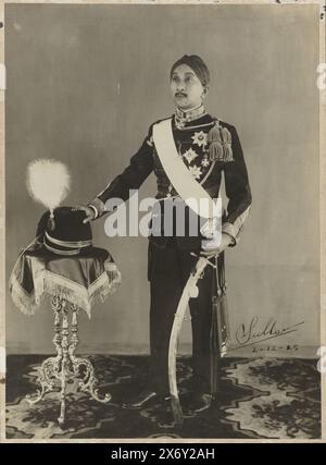 Hamengkoe Boewono VIII (1861-1939), Sultan von Jokjakarta (1921-1939), Staatsporträt des Sultans von Jokjakarta, Hamengkoe Boewono VIII. Das Porträt ist signiert "Sultan 2-12-25"., Foto, anonym, Niederländisch-Indien, die, 2-Dez-1925, fotografischer Träger, Höhe, 37 cm x Breite, 27 cm Stockfoto