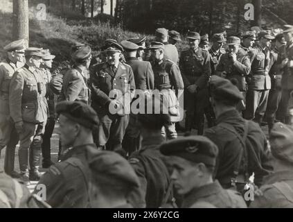 Deutsche Kriegsgefangene, deutsche Kriegsgefangene, die von Engländern bewacht werden? Soldaten. Im Vordergrund verbündete Soldaten, dahinter, redend und rauchend, deutsche Kriegsgefangene der Wehrmacht, einschließlich der Luftwaffe., Foto, anonym, Niederlande, Mai 1945, fotografischer Träger, Höhe, 13 cm x Breite, 17,5 cm Stockfoto