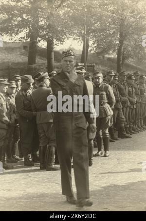 Deutsche Kriegsgefangene, deutsche Kriegsgefangene, die von Engländern bewacht werden? Soldiers., Foto, anonym, Niederlande, Mai 1945, fotografischer Träger, Höhe, 13 cm x Breite, 17,5 cm Stockfoto