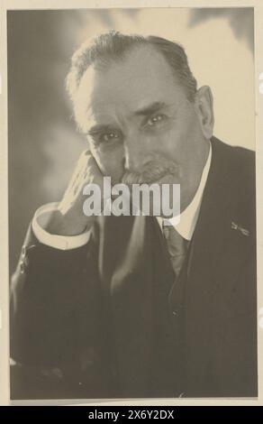 Porträt von Justus Gongrijp, Porträt von Justus Gongrijp. Teil einer Gruppe von Fotos der Familie Boom-Gongrijp in Suriname., Foto Atelier Frans Hals, (auf dem Objekt erwähnt), den Haag, Juli 1928, fotografische Unterstützung, Höhe, 137 mm x Breite, 87 mm, Höhe, 219 mm x Breite, 140 mm Stockfoto