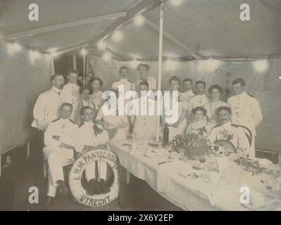 Party an Bord eines Schiffes, Kompanie junger Männer und Frauen während einer Party an Bord des Panzerkreuzers 'Utrecht', wahrscheinlich während Neujahr. Teil einer Gruppe von Fotos der Familie Boom-Gongrijp in Suriname., Foto, anonym, Suriname, ca. 1908 - ca. 1915, fotografischer Träger, Höhe, 200 mm x Breite, 260 mm Stockfoto