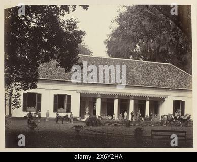 Batavia - Privathaus auf Cramat (Herr Pattijn. (Titel zum Objekt), Blick auf das Haus von Mr. Pattijn im Kramat-Viertel in Batavia. Familie und Personal posieren auf der Veranda vor dem Haus. Teil des zweiten grünen Fotoalbums mit Photos van Java, aus dem Besitz des Apothekers Specht-Grijp, der 1865 aus Batavia in die Niederlande zurückkehrte., Photographie, Woodbury & Page, Batavia, 1863 - 1866, Fototräger, Albumendruck, Höhe, 214 mm x Breite, 280 mm Stockfoto