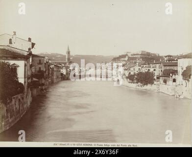 Verona und die Etsch von der Ponte alle Navi aus gesehen, S.1.a n.o 12717. VERONA - Il Fiume Adige visto dal Ponte alle Navi. (Titel zum Gegenstand), Foto, Fratelli Alinari, (erwähnt zum Gegenstand), Herausgeber: Fratelli Alinari, (erwähnt auf dem Objekt), Florenz, ca. 1880 - ca. 1895, Papier, Albumendruck, Höhe, 193 mm x Breite, 246 mm, Höhe, 242 mm x Breite, 327 mm Stockfoto