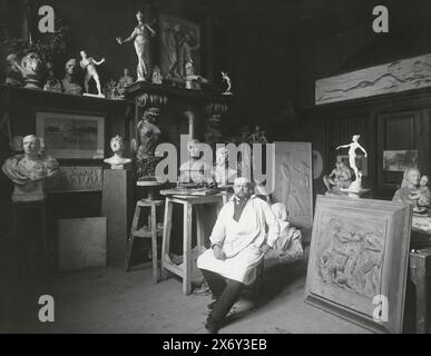 Bildhauer Abraham Hesselink in seinem Atelier Plantage Franselaan 25, Amsterdam, ABR. Hesselink Jr. Plan. Franselaan 25 Amsterdam (Titel über Objekt), Foto, Sigmund Löw, (zugeschrieben), Henri Jan Bordes, (möglicherweise), Amsterdam, 12. März 1903 und/oder nach 1946, RC-Papier, Gelatinedruck, Höhe, 241 mm x Breite, 302 mm Stockfoto