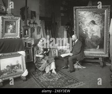 Maler Hobbe Smith mit einem Modell in seinem Atelier im Sarphatipark 42, Amsterdam, Foto, Sigmund Löw, (zugeschrieben), Herausgeber: Atelier Herz, Amsterdam, 28. April 1903, RC Paper, Gelatinedruck, Höhe, 240 mm x Breite, 300 mm Stockfoto