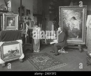 Maler Hobbe Smith mit einem Modell in seinem Atelier im Sarphatipark 42, Amsterdam, Foto, Sigmund Löw, (zugeschrieben), Henri Jan Bordes, (möglicherweise), Amsterdam, 28. April 1903 und/oder nach 1946, RC-Papier, Gelatinedruck, Höhe, 242 mm x Breite, 301 mm Stockfoto