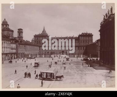 Ansicht des Palazzo reale in Turin, Italien, Palazzo reale: Edifizio cominaciato nel 1660 (Titel auf Objekt), Turin (Titel auf Objekt), Foto, Giacomo Brogi, (möglicherweise), Herausgeber: Edizione Brogi, (zugeschrieben), Turijn, Verlag: Florenz, 1864 - 1881, Karton, Albumendruck, Höhe, 316 mm x Breite, 445 mm Stockfoto