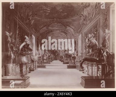 Waffenkammer im Palazzo reale in Turin, Italien, Palazzo reale - Sala d'Armi (Titel auf Objekt), Turin (Titel auf Objekt), Foto, Giacomo Brogi, (möglicherweise), Herausgeber: Edizione Brogi, (zugeschrieben), Turijn, Verlag: Florenz, 1864 - 1881, Karton, Albumendruck, Höhe, 318 mm x Breite, 445 mm Stockfoto