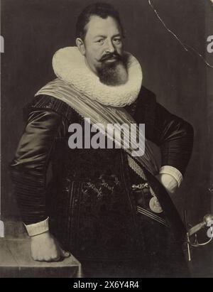 Fotoreproduktion eines gemalten Porträts von Jochem Hendricksz Swartenhont von Nicolaes Eliasz. Pickenoy, Fotoreproduktion eines Gemäldes von Nicolaes Eliasz. Pickenoy, Porträt von Jochem Hendricksz Swartenhont (1566–1627), Vizegouverneur von Holland, Ehemann von Elisabeth Bas, Sammlung Rijksmuseum, Amsterdam., Foto, Franz Hanfstaengl, (auf dem Objekt erwähnt), nach Malerei von Nicolaes Eliasz Pickenoy, Amsterdam, 1887, Papier, Kohledruck, Höhe, 375 mm x Breite, 286 mm, Höhe, 406 mm x Breite, 289 mm Stockfoto