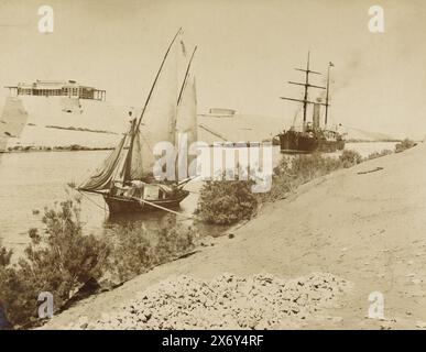 Zwei Segelschiffe im Suez-Kanal, Suez-Kanal, Pavillon, in dem sich Kaiserin Eugenie während der Öffnung des Kanals aufhielt (Titel auf Objekt), Foto, anonym, anonym (auf Objekt erwähnt), Niederlande, Ägypten, ca. 1890 - ca. 1910, Papier, Gelatinedruck, Höhe, 212 mm x Breite, 270 mm, Höhe, 570 mm x Breite, 463 mm Stockfoto