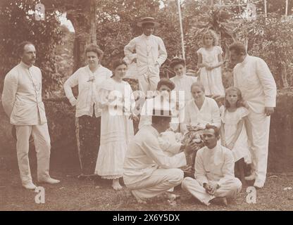 Gruppenporträt der Europäer in den Tropen, weiß gekleidet., Batuwan bei Soemenep 1910 (Titel auf Objekt), Photographies (Serientitel), die Männer tragen weiße tropische Uniformen, ein Mann mit Helm, zwei andere Männer tragen einen Strohhut, die Frauen tragen weiße Kleider oder Batikröcke mit weißen Westen. Foto aus Album 'Photographies'., Foto, Frits Freerks Fontein Fz., (zugeschrieben), Frits Freerks Fontein Fz., (zugeschrieben), Madura, (möglicherweise), Niederlande, (möglicherweise), ca. 1910, Karton, Höhe, 79 mm x Breite, 109 mm, Höhe, 242 mm x Breite, 333 mm Stockfoto