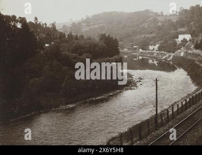 Flussblick entlang einer Eisenbahnlinie im Wye-Tal, Symonds Yat im Tal des Wye (Titel auf Objekt), Photographies (Titel der Serie), Foto aus Album 'Photographies'., Foto, Frits Freerks Fontein Fz., (zugeschrieben), Frits Freerks Fontein Fz., (zugeschrieben), England, (möglicherweise), Niederlande, (möglicherweise), ca. 1901, Karton, Höhe, 79 mm x Breite, 109 mm, Höhe, 242 mm x Breite, 333 mm Stockfoto