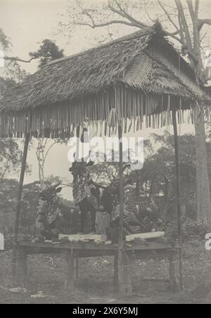 Ein hinduistisches Einäscherungsritual, bei dem Knochen und Überreste vor der Verbrennung in Rinderstatuen platziert werden. Foto: Johanna Hermina Marmelstein, (möglicherweise), Jakarta, (möglicherweise), 1900 - 1915, Papier, Albumendruck, Höhe, 164 mm x Breite, 116 mm Stockfoto