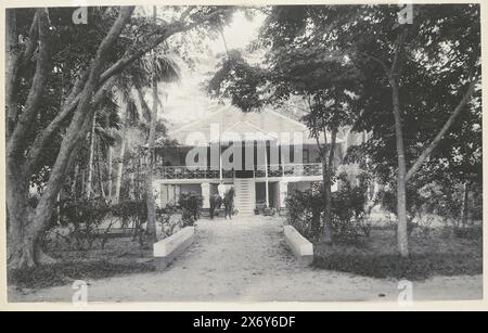 Porträt von Albert Glaser vor seinem Haus, Langkat Sumatra, Foto, Carl J. Kleingrothe, Medan, c. 1900, fotografischer Träger, Höhe, 180 mm x Breite, 290 mm Stockfoto