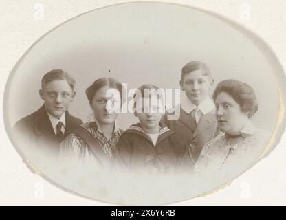 Studio-Porträt mit zwei jungen Frauen und drei Jungen, Foto, anonym, (auf dem Objekt erwähnt), unbekannt, 1880 - 1920, fotografischer Träger, Albumendruck, Höhe, 102 mm x Breite, 134 mm Stockfoto