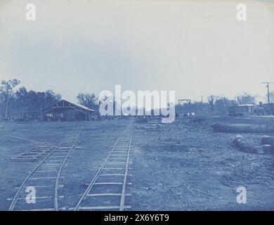 Eisenbahnlinie von San Cristóbal nach San Miguel de Tucumán in Argentinien, Foto: Georges Poulet, (zugeschrieben), Argentinië, c. 1890 - c. 1895, fotografischer Träger, Zyanotyp, Höhe, 214 mm x Breite, 279 mm, Höhe, 238 mm x Breite, 319 mm Stockfoto