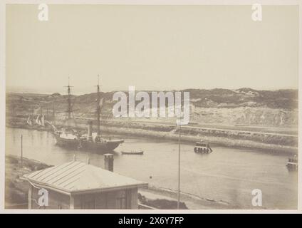 Der Hafen von IJmuiden, Hollande (Titel auf Objekt), der Hafen von IJmuiden mit mehreren kleinen Schiffen auf der linken Seite, Niederlande. Ein Frachtschiff mitten im Nordseekanal. Die Dünen im Hintergrund., Foto, anonym, anonym, (möglicherweise), IJmuiden, Frankreich, ca. 1885 - ca. 1900, Papier, Albumendruck, Höhe, 152 mm x Breite, 218 mm, Höhe, 306 mm x Breite, 247 mm Stockfoto