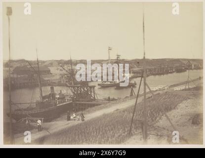 Der Nordseekanal in IJmuiden, ((...)) IJmuiden, Hollande (Titel zum Objekt), der Nordseekanal umgeben von den Dünen, IJmuiden, Niederlande. Mehrere Schiffe im Kanal, Foto, anonym, (möglicherweise), IJmuiden, Frankreich, ca. 1885 - ca. 1900, Papier, Albumendruck, Höhe, 161 mm x Breite, 226 mm, Höhe, 247 mm x Breite, 306 mm Stockfoto