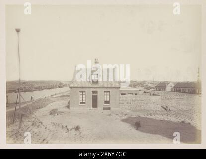 Das Dorf IJmuiden, ein IJmuiden, Hollande (Titel auf Objekt), Steinhäuser des Dorfes IJmuiden in den Dünen in der Nähe des Hafens, Niederlande. Links der Nordseekanal und ganz rechts der Leuchtturm. Foto, anonym, (möglicherweise), IJmuiden, Frankreich, ca. 1885 - ca. 1900, Papier, Albumendruck, Höhe, 161 mm x Breite, 227 mm, Höhe, 306 mm x Breite, 246 mm Stockfoto