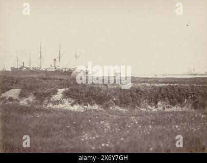 Schiffe im Hafen von Amsterdam, ((...)), ein Amsterdam (Titel auf Objekt), Foto, anonym, (möglicherweise), Amsterdam, Frankreich, ca. 1885 - ca. 1900, Papier, Albumendruck, Höhe, 164 mm x Breite, 221 mm, Höhe, 306 mm x Breite, 247 mm Stockfoto