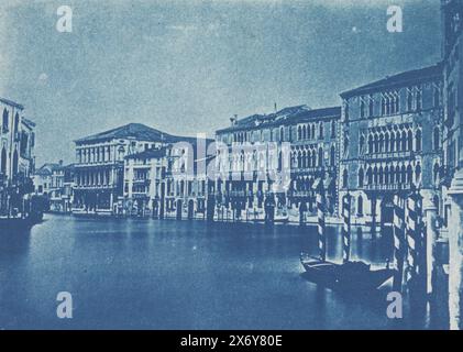 Fotoreproduktion eines Fotos des Canal Grande in Venedig, Foto, anonym, nach Foto von: Anonym, Venedig, 1890 - 1905, Papier, Zyanotypie, Höhe, 101 mm x Breite, 128 mm Stockfoto