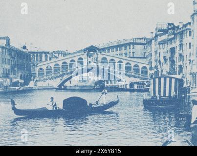 Fotoreproduktion eines Fotos der Rialto-Brücke über den Canal Grande in Venedig, eine Gondel im Vordergrund, Foto, anonym, nach Foto von: Anonym, Venedig, 1890 - 1905, Papier, Zyanotypie, Höhe, 101 mm x Breite, 127 mm Stockfoto