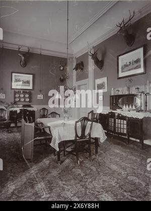 Innenraum von de Wildbaan, das Haus des Fotografen in Driebergen, Fotografie, Henry Pauw van Wieldrecht, Driebergen, 1906, fotografischer Träger, Höhe, 371 mm x Breite, 278 mm, Höhe, 485 mm x Breite, 327 mm Stockfoto