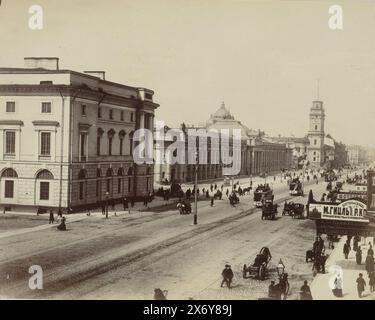 Newski Prospekt, die Hauptstraße von Sankt Petersburg, St. Petersburg, Newski Prospekt (Titel auf Objekt), Newski Prospekt, die breite Allee von Sankt Petersburg. Zum Straßenverkehr von Bussen und Kutschen, die von Pferden gezogen werden. Das Kaufhaus Gostiny Dvor aus dem 18. Jahrhundert ist links abgebildet. Auf der rechten Seite der Fassade befindet sich das Zeichen des Fotografen Karl Bulla, der sein Atelier in Nr. 54., Foto, anonym, Henry Pauw van Wieldrecht, Sint-Petersburg, 1898, Papier, Albumenabdruck, Höhe, 206 mm x Breite, 260 mm, Höhe, 259 mm x Breite, 365 mm Stockfoto