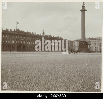 Der Platz vor der Eremitage in St. Petersburg, St. Petersburg, Platz vor dem Winterpalast. (Titel über Objekt), der Platz vor der Eremitage in Sankt Petersburg. Mit dem Generalstabsgebäude im Hintergrund ist rechts noch ein Teil der Alexandersäule zu sehen. Foto: Henry Pauw van Wieldrecht, (möglicherweise), Henry Pauw van Wieldrecht, 1898, Papier, Albumenabdruck, Höhe, 100 mm x Breite, 100 mm, Höhe, 259 mm x Breite, 365 mm Stockfoto