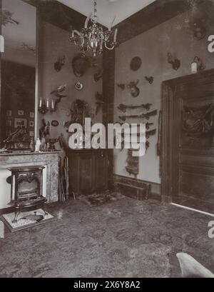 Innenraum von de Wildbaan, das Haus des Fotografen in Driebergen, Fotografie, Henry Pauw van Wieldrecht, Niederlande, 1906 - 1907, fotografischer Träger, Höhe, 366 mm x Breite, 285 mm, Höhe, 484 mm x Breite, 328 mm Stockfoto