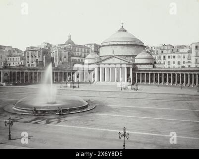 1111 Neapel Piazza del plebiscito (Titel zum Objekt), Neapel, piazza del Plebiscito. (Titel auf Objekt), piazza del Plebiscito mit der Kirche San Francesco di Paolo im Hintergrund., Foto, Giorgio Sommer, (auf Objekt erwähnt), Neapel, Niederlande, ca. 1893 - ca. 1903, fotografischer Träger, Albumendruck, Höhe, 200 mm x Breite, 252 mm, Höhe, 309 mm x Breite, 507 mm Stockfoto