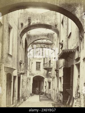 Blick durch eine enge Gasse in San Remo, 2163 San Remo, Via Palma G.J. Phot. (Titel zum Objekt), Foto, Jean Gilletta, (möglicherweise), Italien, c. 1886 - c. 1896, fotografischer Träger, Albumendruck, Höhe, 217 mm x Breite, 275 mm, Höhe, 322 mm x Breite, 498 mm Stockfoto