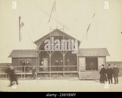 Das Clubgebäude des Eisclubs Utrecht, das Clubgebäude des Eisclubs Utrecht mit schwenkender Flagge. Vor dem Gebäude stehen eine Reihe von Männern in Bowler-Hüten und langen Mänteln. Mit Bildunterschrift: IJsclub Utrecht., Foto, Henry Pauw van Wieldrecht, (zugeschrieben), Niederlande, 1888, Papier, Albumendruck, Höhe, 172 mm x Breite, 122 mm, Höhe, 302 mm x Breite, 250 mm Stockfoto