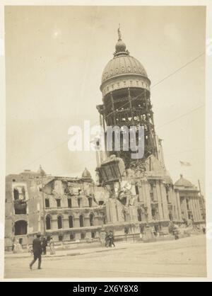 Die Ruine des Rathauses von San Francisco (Titel auf Objekt), Ansicht des Rathauses von San Francisco, zerstört nach dem Erdbeben von 1906. Teil von Dolph Kesslers Fotoalbum mit Aufnahmen, die er während seines Englandaufenthalts machte und auf einer Weltreise als Sekretär von Henri Deterding (Direktor von Royal Oil) in die Niederländischen Ostindien, Japan, China und die Vereinigten Staaten zwischen 1906 und 1908 unternahm. Geldolph Adriaan Kessler (Dolph), San Francisco, nach 3. Mai 1908 - Mai 1908, Pappe, Gelatinedruck, Höhe, 107 mm x Breite, 82 mm, Höhe, 363 mm x Breite, 268 mm Stockfoto