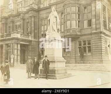 Gruppe amerikanischer Touristen an der Statue der Königin Victoria vor dem Rathaus in Leamington Spa, England, Foto, anonym, Drucker: Anonym, Leamington Spa, Drucker: Noord- en Centraal Amerika, (möglicherweise), 1921, Papier, Gelatine, Silberdruck, Höhe, 95 mm x Breite, 118 mm Stockfoto